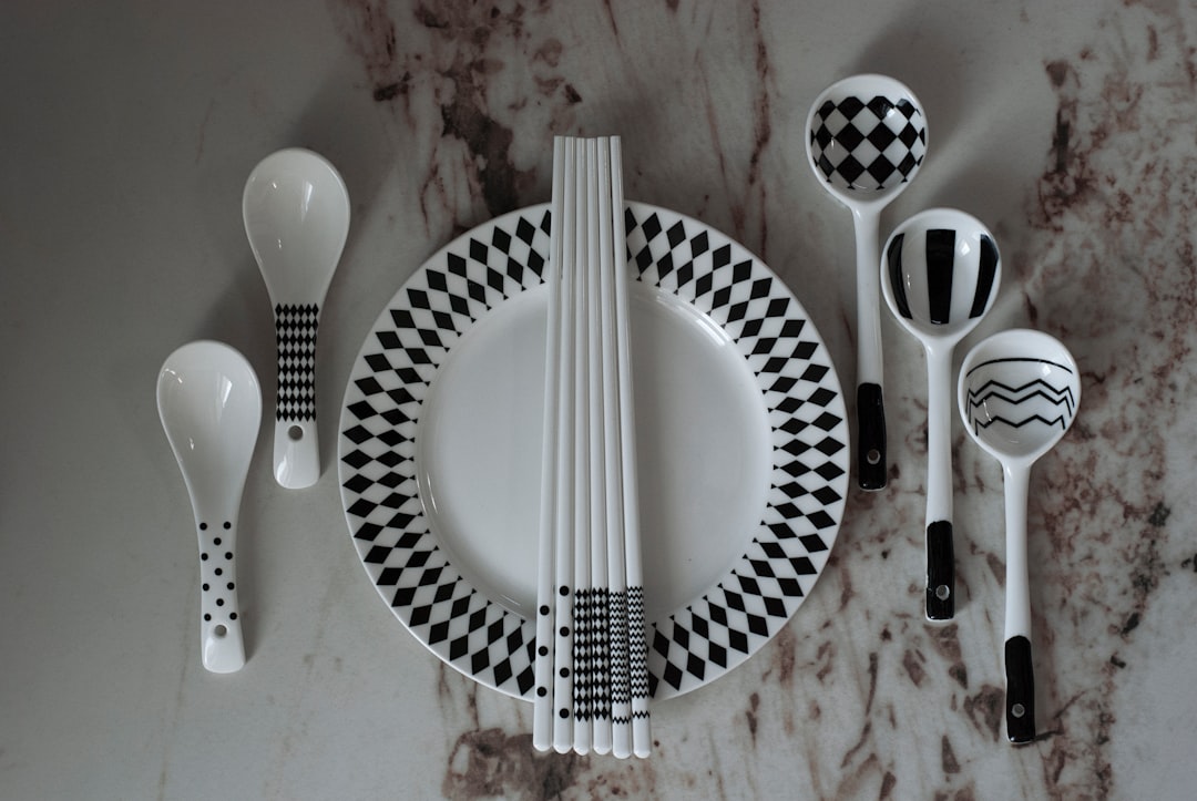 Designová lampa a měkké světlo v obýváku